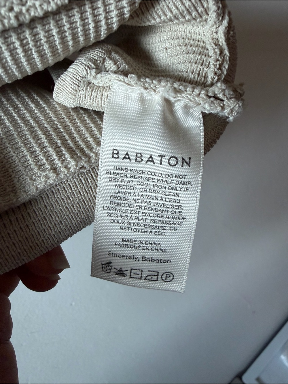 Aritzia Babaton Neutral Ribbed V-Neck Crop Tank - Picture 4 of 5